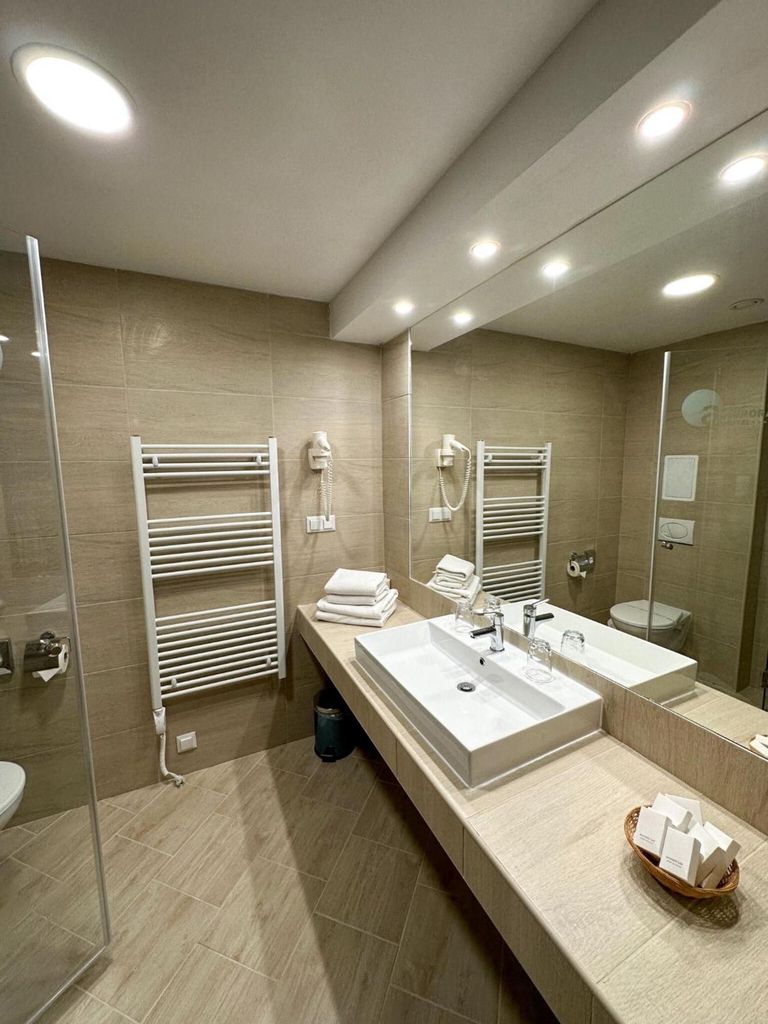 Hotel Aurora มิชโคลซ์ ภายนอก รูปภาพ